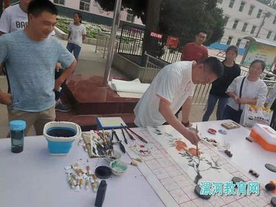 艺术家师大华亲临郾城区商桥镇第二中心小学现场作画,师生共同感受艺术之美